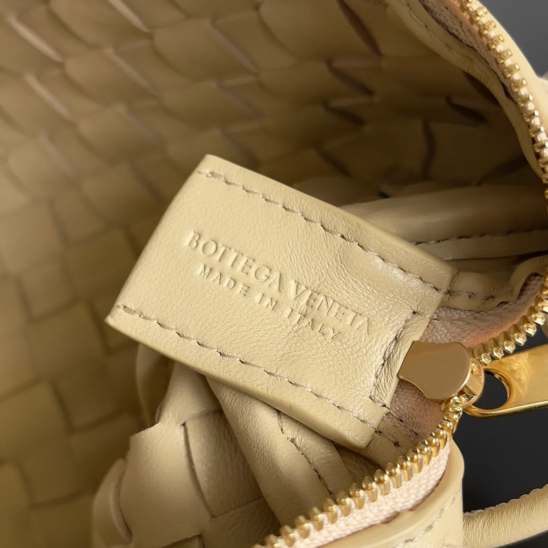 Batch 1560 New version and new color (third generation) 𝗕𝗼𝘁𝘁𝗲𝗴𝗮 𝗩𝗲𝗻𝗲𝘁𝗮———— The latest version of the loop camera bag💥 at the BV King of Cost-Effectiveness counter, large woven texture➕As always, ultra-high-quality lambskin, with zippers and adjustable drawstrings, it is especially suitable for the belly💫It can fit anything, and it is very light in weight. It is suitable for girls of all ages. Size: 17*10*6cm Style number: 723547